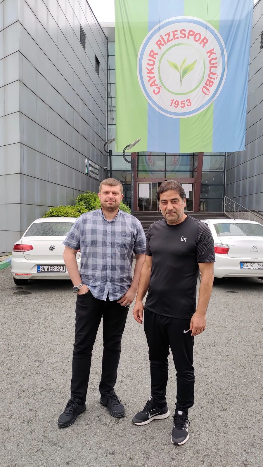 Çaykur Rizespor Kulübü binası önünde iki kişi