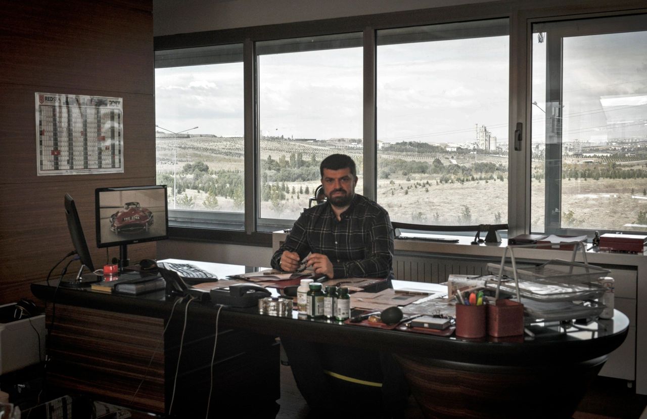 Cem Kuyumcu, Ankara'daki ofisinde çalışma masasının başında